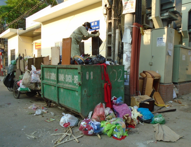 Container rác tại đầu ngõ 293 phố Tân Mai. Ảnh: X.T