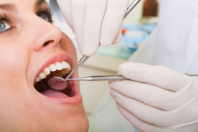 
Để hạn chế những rủi ro do khi mọc răng khôn, người bệnh nên đến các cơ sở y tế để được khám và tư vấn hướng điều trị kịp thời. Ảnh minh họa
