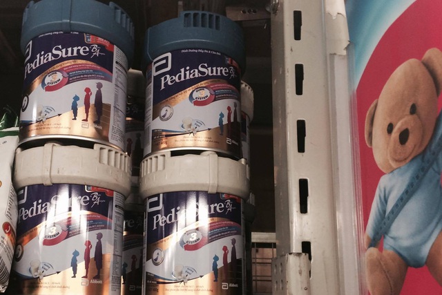 Sản phẩm sữa PediaSure BA vẫn được bày bán ở một số siêu thị lớn. Ảnh: Mạnh Chuyên