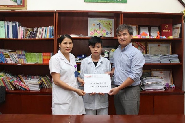 Phó Tổng Biên tập Trần Tuấn Linh (bên phải) cùng BS Nguyễn Thị Mai (Trung tâm hemophilia) trao 45 triệu đồng tiền bạn đọc hảo tâm đến anh em Hùng. Ảnh: P.T