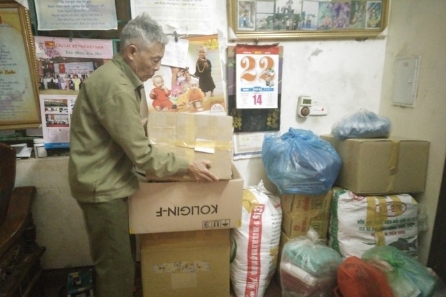 Ông Nguyễn Đức Thành đang sắp xếp lại hàng hóa để chuẩn bị cho chuyến đi từ thiện sắp tới. Ảnh: Nhật Tân