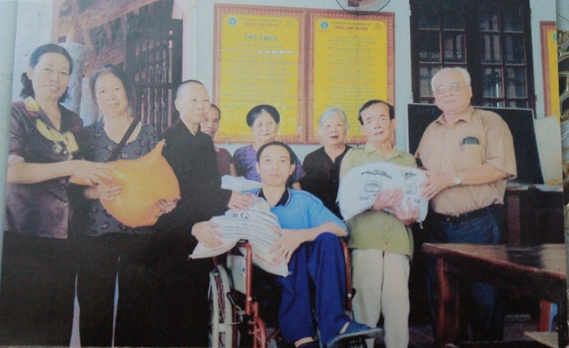 Một chuyến làm từ thiện cuối năm 2015 của Hội Chữ thập đỏ phường Mễ Trì (ảnh nhân vật cung cấp).