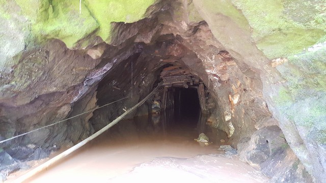 Một hầm vàng dài khoảng 200m khoét sâu vào lòng núi tại Mà Sa Phìn.