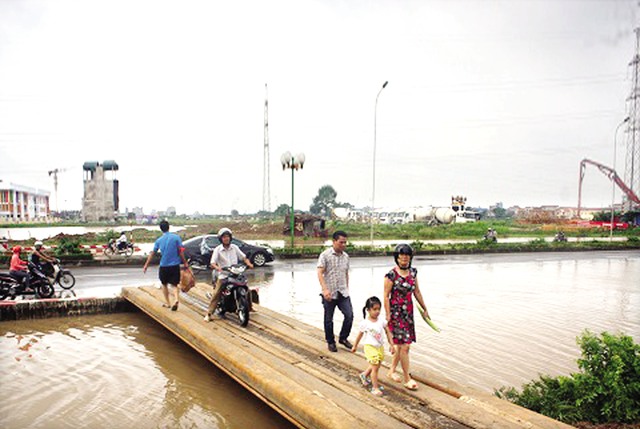 5 ngày sau trận mưa, người dân Dương Nội vẫn phải đi lại bằng cầu tạm. Ảnh: T.G