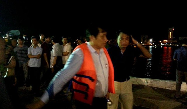 
Chủ tịch UBND TP Đà Nẵng Huỳnh Đức Thơ trực tiếp chỉ đạo công tác trục vớt tàu và các nạn nhân.

