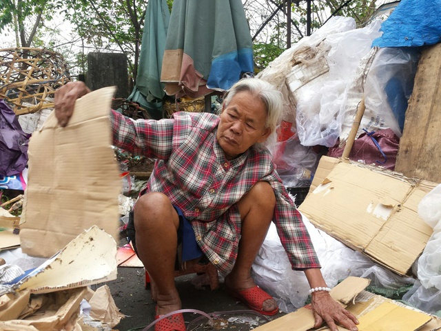 Cụ Nguyễn Thị Thỷ năm nay đã 78 tuổi nhưng vẫn lầm lũi với công việc thu lượm ve chai. Ảnh: Lê Chung