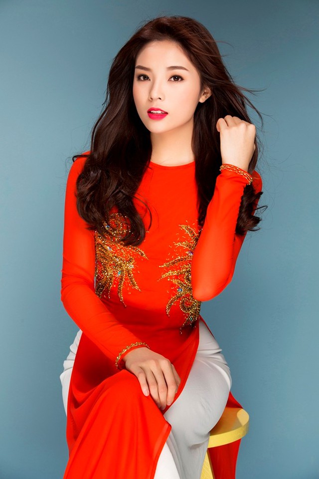 Hoa hậu Việt Nam 2014 Kỳ Duyên cũng thực hiện bộ ảnh thời trang áo dài xuân. Cô diện các mẫu thiết kế có màu sắc nổi bật, bắt ánh nhìn.