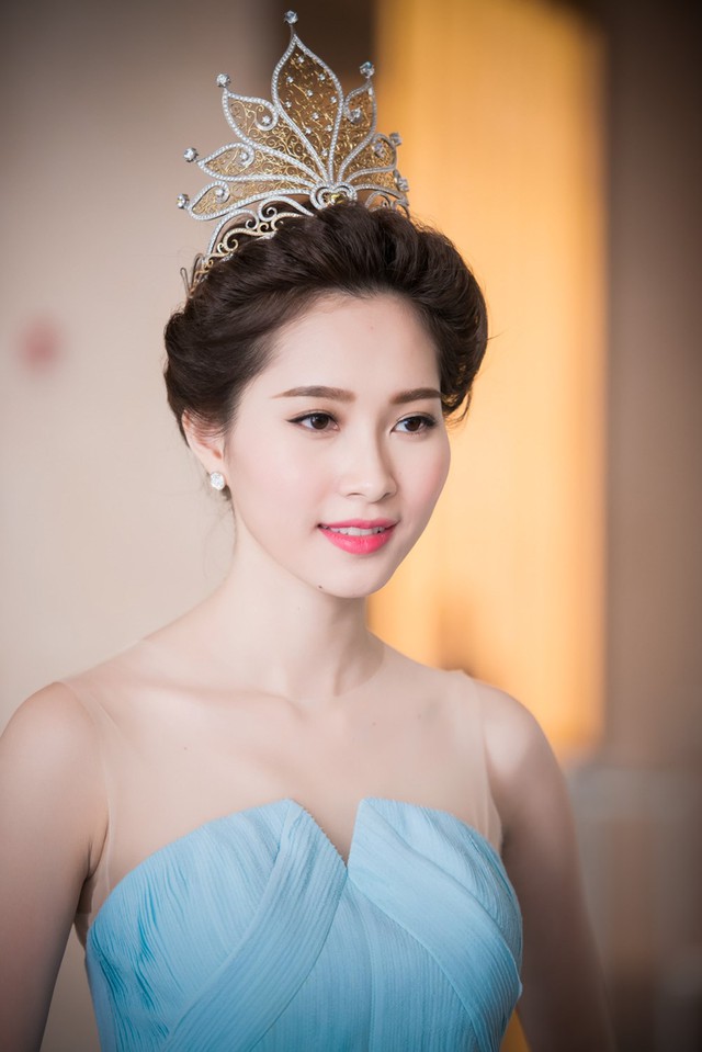 
Hoa hậu Thu Thảo được ca ngợi nhờ vẻ đẹp mong manh, thuần khiết

