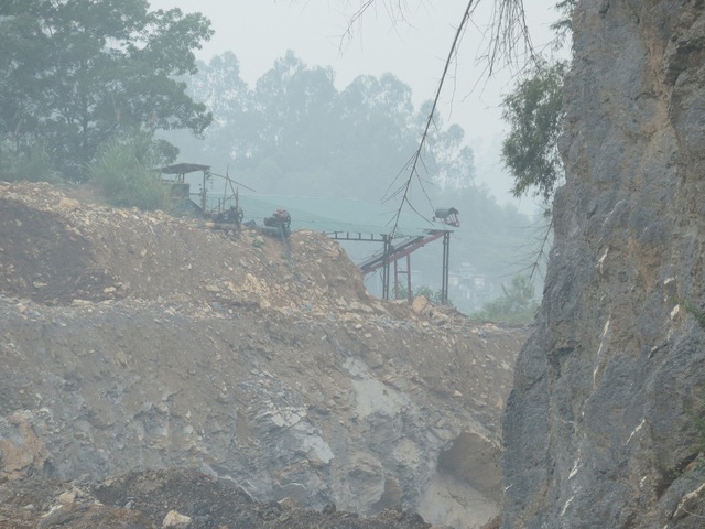 Dây chuyền sản xuất gỗ dăm trốn trong mỏ khai thác khoáng sản