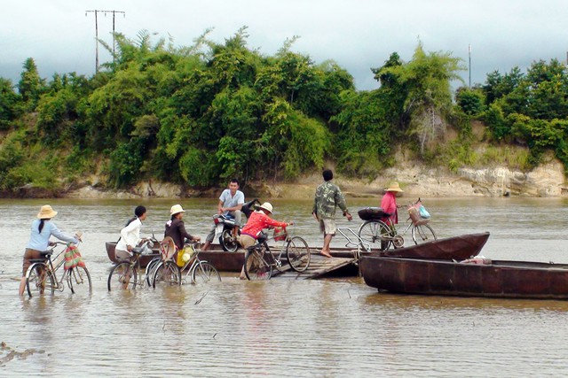Chủ tịch UBND cấp xã phải chịu trách nhiệm nếu để xảy ra tai nạn đối với vận tải hành khách ngang sông trên địa bàn quản lý. Ảnh G.Lai