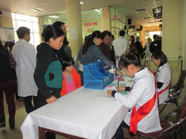 
Nhân viên y tế tại Bệnh viện Đa khoa tỉnh Hòa Bình viết phiếu khám chữa bệnh cho người nhà bệnh nhân

