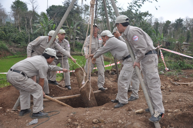 
Đội rà phá bom mìn lưu động tỉnh Quảng Trị tiến hành đưa quả bom khủng lên khỏi mặt đất.
