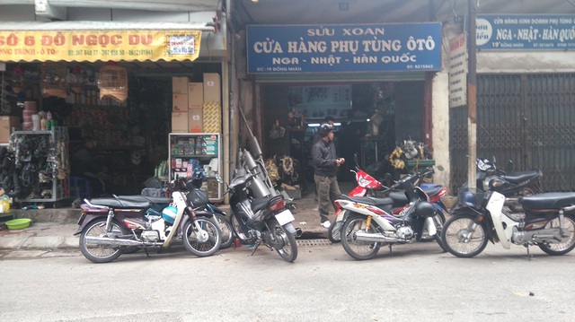 
Cửa hàng hiếm hoi có lượng khách đông trên phố Đồng Nhân.
