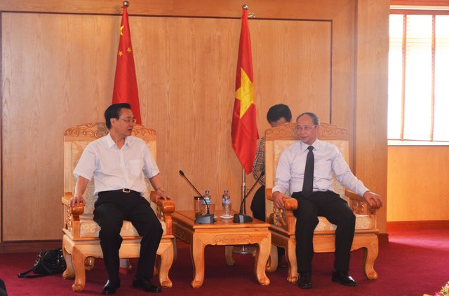 
Ông Nguyễn Văn Tân (bìa phải) tiếp xã giao ông Li Youzhi, Trưởng đoàn công tác tỉnh Hồ Nam, Trung Quốc
