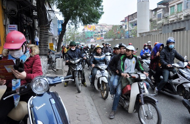 Người dân xếp hàng dài khiến giao thông tại phố Trần Nhân Tông sáng nay có một chút hỗn loạn.