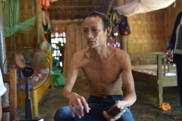 
Ông Bàn Văn Nhún trú thôn Quýt 1, bố của nạn nhân Bàn Văn Nhung kể lại cậu chuyện với phóng viên. Ảnh: Đình Việt
