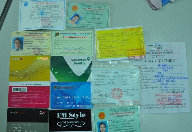 Nhiều giấy tờ, thẻ ATM...trong người của Kiều Phước Sơn, có thể đây là những giấy tờ mà Sơn thực hiện những vụ trộm cắp tài sản trước đó. Ảnh: Đ.H