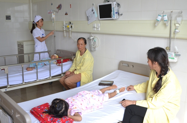 
Hai cháu nhỏ đang được điều trị tích cực tại Bệnh viện Sản Nhi Quảng Ninh. Ảnh: Đ.Tuỳ
