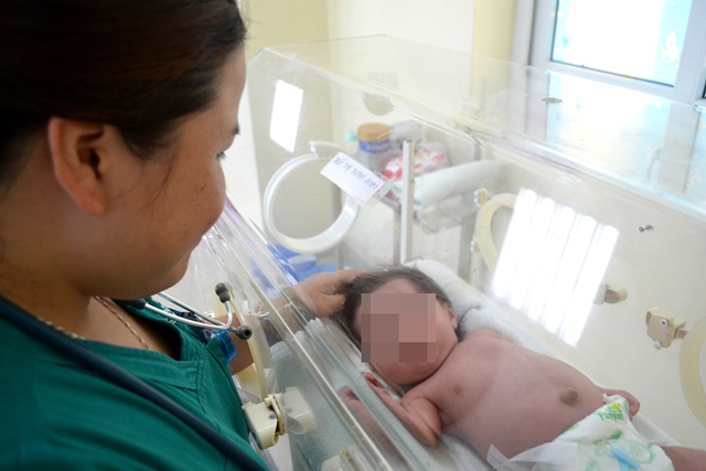 Bệnh viện Nhi Hải Dương đang rất cần nguồn kinh phí để chăm sóc bé Minh Anh. Ảnh: Đ.T