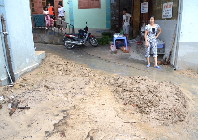 
Nhiều hộ dân ở phường Hồng Hải bị bùn đất tràn vào nhà ngày 5/7. Ảnh: Đ. Tuỳ
