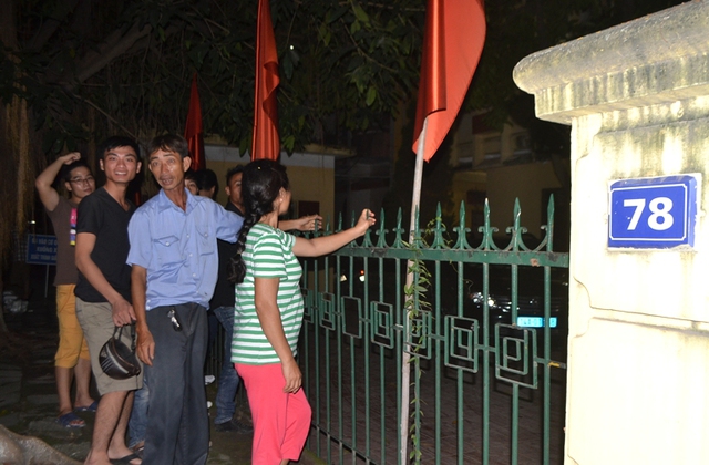 
Tối qua, nhiều người dân hiếu kỳ có mặt tại cổng Công an huyện Thuỷ Nguyên để xem đối tượng. Ảnh: Đ. Tuỳ
