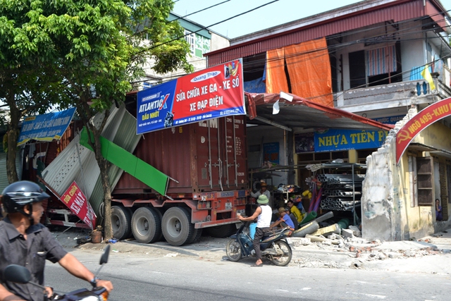 
Chiếc xe container đâm sập phần trước của 4 ngôi nhà
