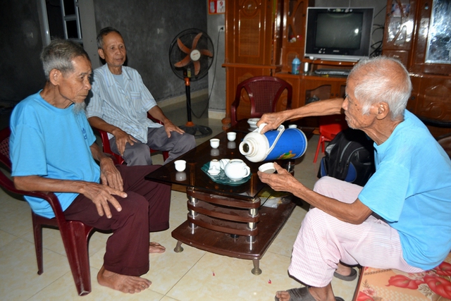 
Hằng ngày, hai anh em cụ sang chơi và nói chuyện với nhau như người bạn thân
