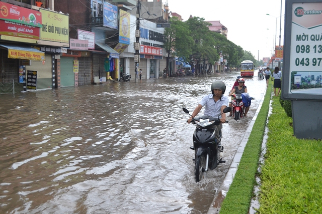 
Mặc dù nhiều cống thoát nước đã mở, xe cứu hộ hoạt động hết công suất

nhưng người dân vẫn bì bõm trong dòng nước sâu
