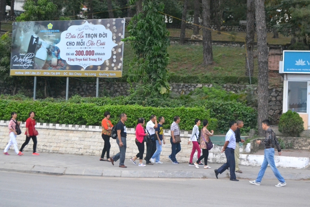 
Tại khu vực Bãi Cháy vẫn còn nhiều đoàn khách đi du lịch
