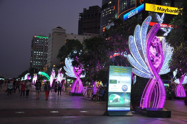 C&aacute;c trụ trang tr&iacute; &aacute;nh s&aacute;ng ở Đường đ&egrave;n Nguyễn Huệ.