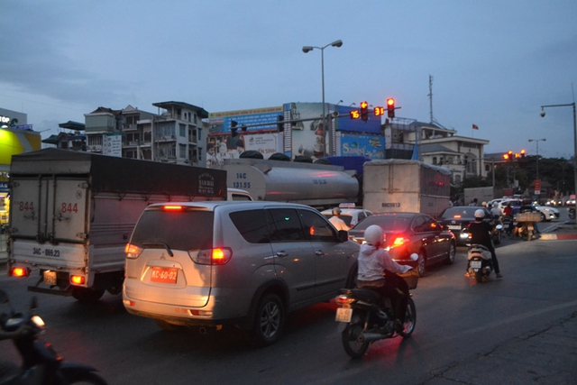 
Trong khi đó tại ngã tư Loong Tong, mọi người đang hối hả về nhà tránh bão.

 
