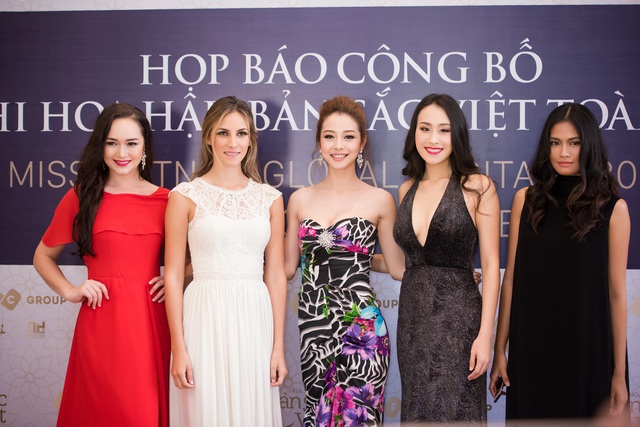 Á hậu Hoa hậu thế giới người Việt Victoria Thúy Vy (đầm đỏ) và Hoa hậu châu Á tại Mỹ Jennyfer Phạm (đầm hoa) tham dự cuộc thi với vai trò đại sứ thương hiệu