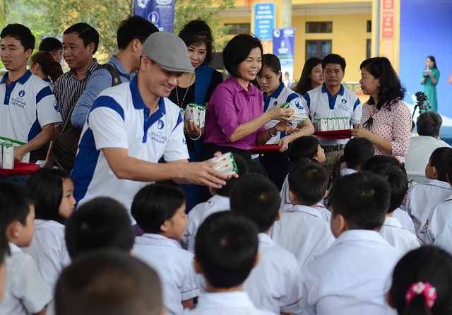 
Bà Bùi&nbsp; Thị Hương – Giám Đốc Điều Hành Vinamilk trao tặng sữa trực tiếp cho các em học sinh trường tiểu học Ninh Xuân, huyện Hoa Lư, Ninh Bình.
