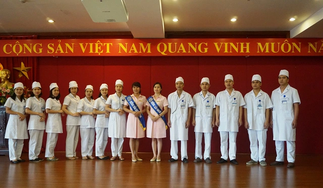 
Bệnh viện Tai Mũi Họng Trung ương đã tổ chức cấp phát đợt 1 mẫu trang phục mới được may theo quy định trong Thông tư 45 của Bộ Y tế. Ảnh: N.Mai
