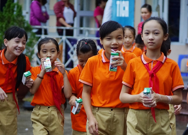 Niềm vui uống sữa của học sinh trường Tràng Đà, Tuyên Quang trong ngày hội sữa học đường do Vinamilk tổ chức