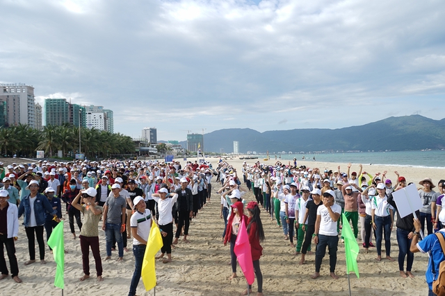 
Ngày 26/8, hơn 1.000 tân sinh viên K16, trường Đại học Đông Á Đà Nẵng đã phát động và cùng nhau ký cam kết bảo vệ môi trường sinh thái và đa dạng sinh học
