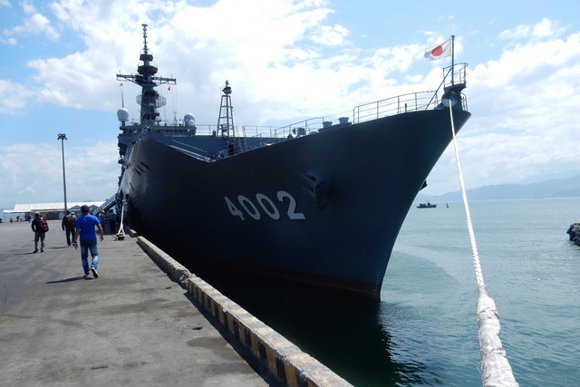 Tàu Hải quân Nhật Bản JSDS Shimokita (LST-4002) cập cảng Tiên Sa (Đà Nẵng). Ảnh: Đức Hoàng