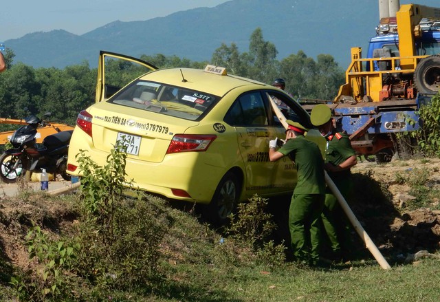 Lực lượng Công an TP Đà Nẵng khám nghiệm hiện trường. Ảnh: Đức Hoàng