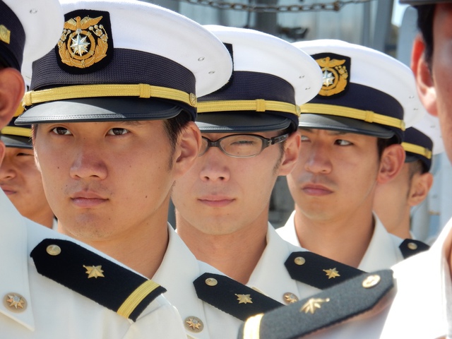 Sỹ quan và thực tập sinh trên tàu Kojima. Ảnh: Đức Hoàng