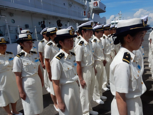 Họ xếp hàng ngay ngắn bên cạnh tàu để chào đón các ngành chức năng của Việt Nam tại cầu cảng. Ảnh: Đức Hoàng