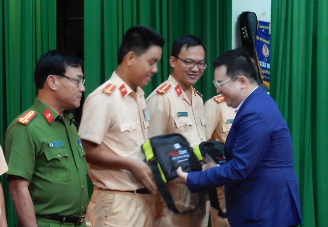 Đại diện Grab Việt Nam trao 10 máy đo nồng độ cồn cho Công an TP Đà Nẵng vào sáng 15/9. Ảnh: Đức Hoàng