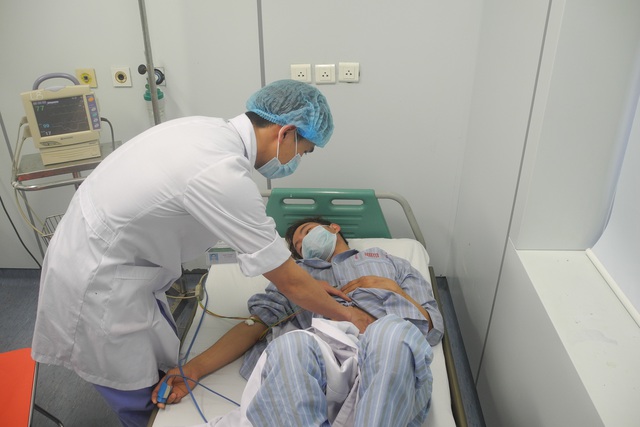 BS Phạm Văn Phúc kiểm tra tình trạng bệnh nhân mắc viêm màng não do não mô cầu. Ảnh: V.Thu