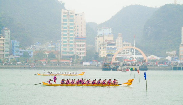 
..Hội đua thuyền rồng truyền thống trên vịnh nhân ngày khai hội du lịch Cát Bà. Ảnh: Quách Đương
