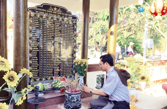 
Tổng Biên tập Báo GĐ&XH - TS Lê Cảnh Nhạc thắp hương tưởng niệm các liệt sĩ hi sinh tại Gạc Ma trên đảo Trường Sa Lớn.
