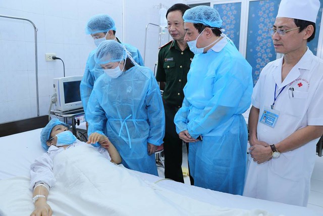 
Bộ trưởng Nguyễn Thị Kim Tiến thăm nữ bệnh nhân được ghép thận.
