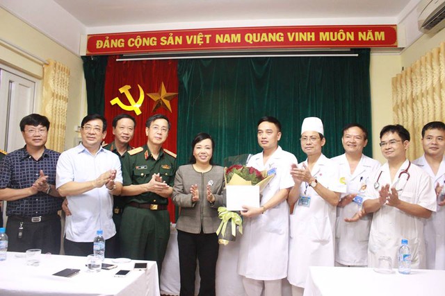 
Bộ trưởng Nguyễn Thị Kim Tiến tặng hoa, quà động viên kíp phẫu thuật ghép tạng của Bệnh viện Quân y 103.
