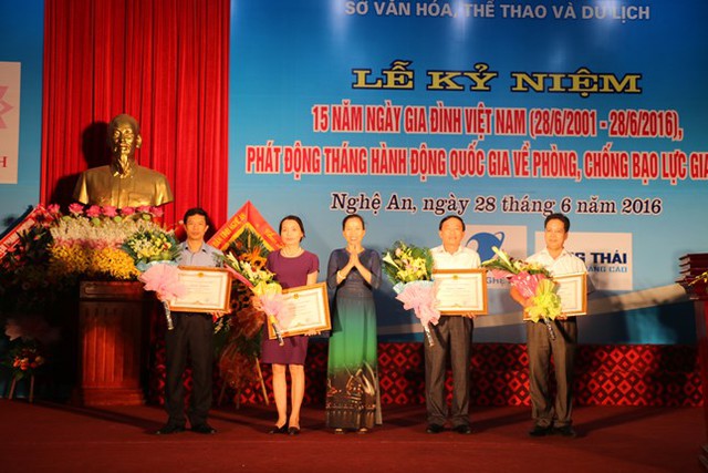
Ban tổ chức trao chứng nhận và khen thưởng cho 4 tập thể và cá nhân trong công tác gia đình. Ảnh: Hồ Hà

