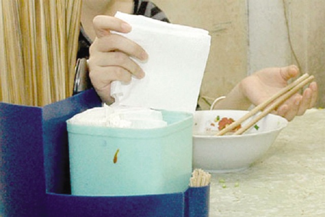 
Các chuyên gia khuyến cáo, người dân không nên sử dụng giấy vệ sinh thay giấy ăn, rất nguy hại đối với sức khỏe. Ảnh minh họa
