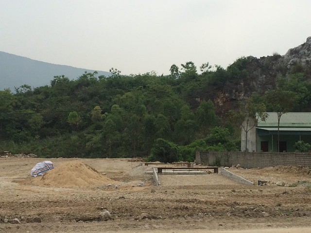 
Xưởng gỗ dăm không phép của Cty Tân Phú đang được gấp rút xây dựng. Ảnh: Hà Châu
