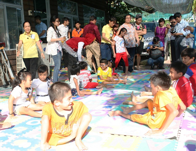 Ở Trung tâm Kim Cương Tươi Đẹp, các em mắc bệnh xương thủy tinh chỉ có thể lết từ nơi này sang nơi khác nên toàn bộ cơ sở này phải lót nệm mút, loại ráp chữ dành cho trẻ em.